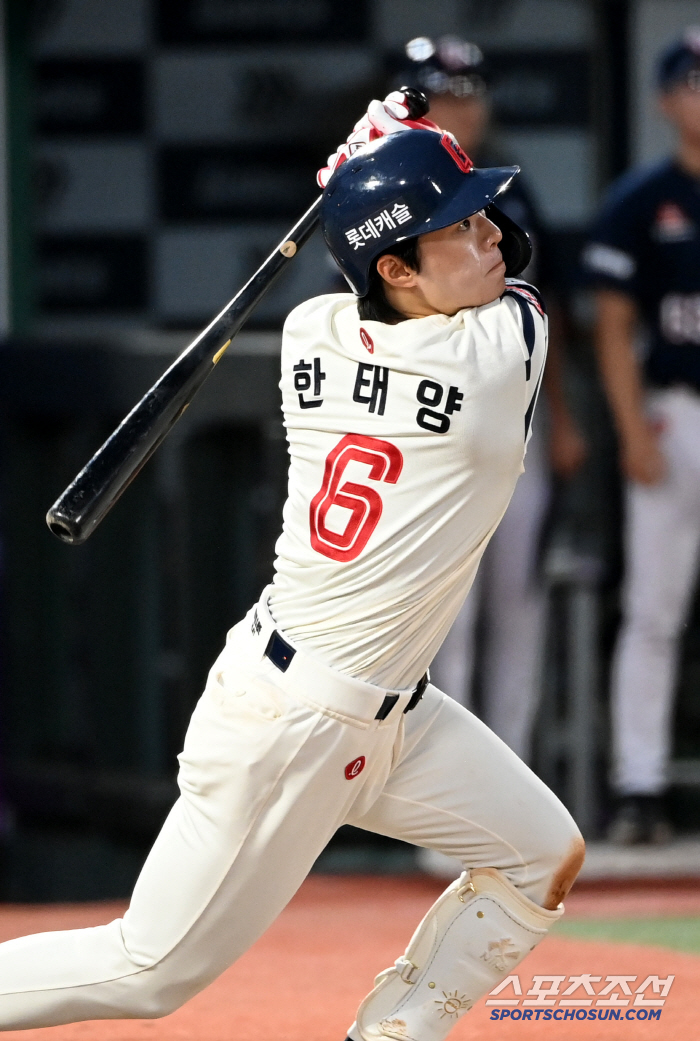  Han Tae-yang hits a tiebreaking double