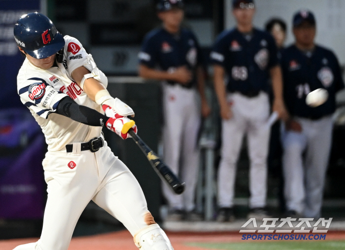  Han Tae-yang's RBI tie double over center fielder's height