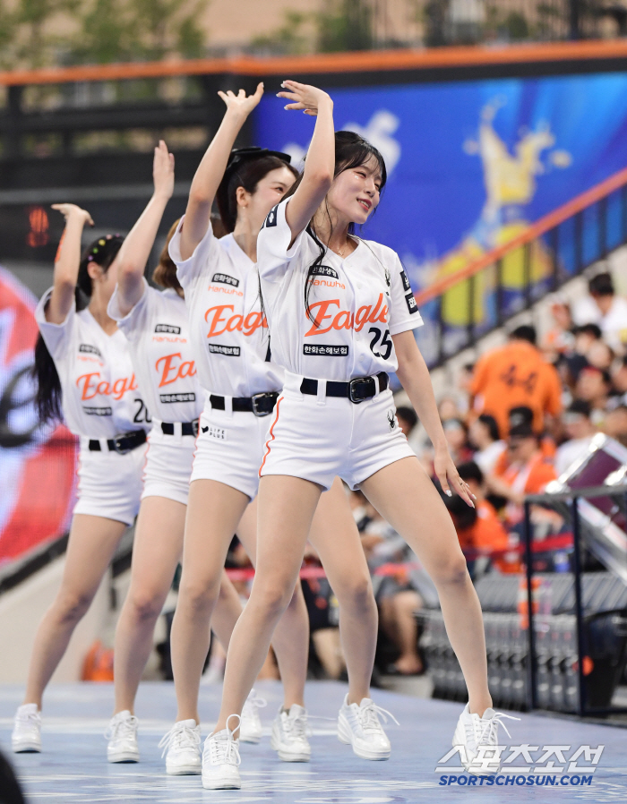  Hanwha cheerleaders are cheering enthusiastically
