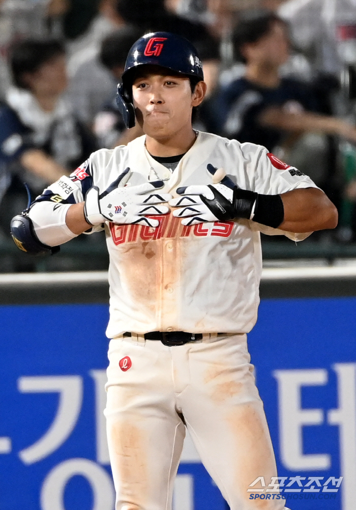  Hwang Sung-bin hits a triple deep in left field