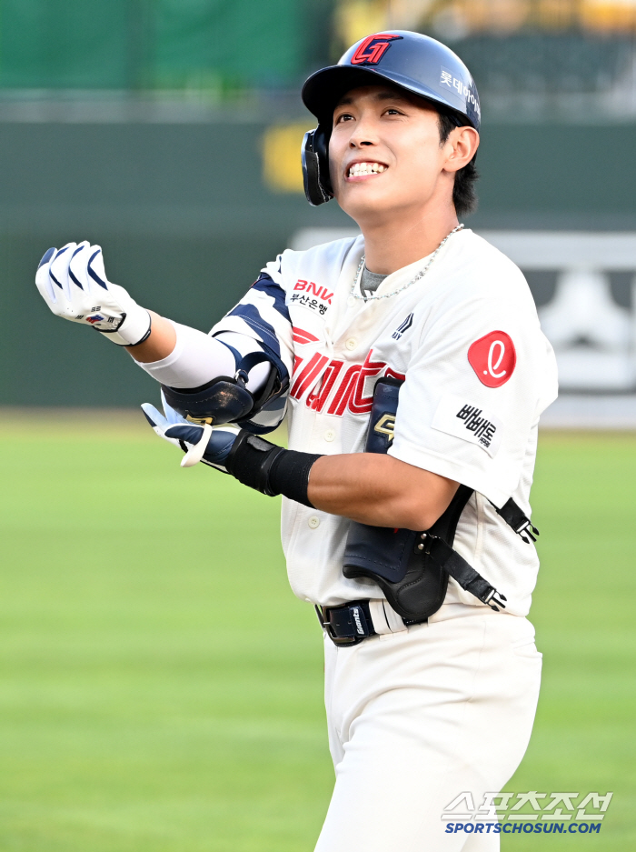  Hwang Sungbin smiles at his first hit back