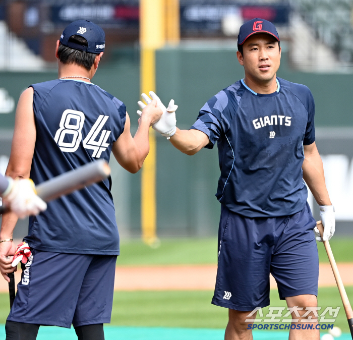  Junwoo Jeon, batting training in the heat