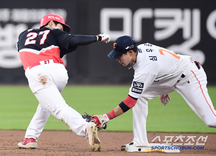  Kim Ho-ryeong hit a timely two-run hit, fell off the second base, and was out