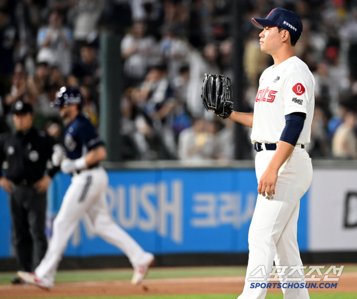  Kim Jin-wook allows a tiebreaking two-run shot to Cave