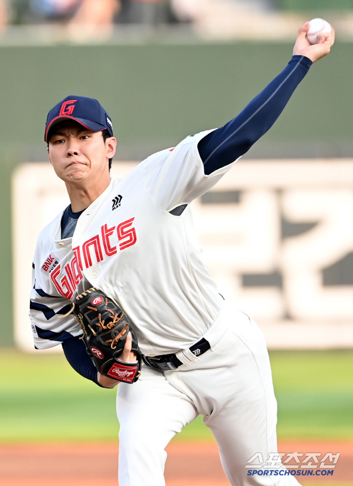  Lotte starter Hong Min-ki's hard throw