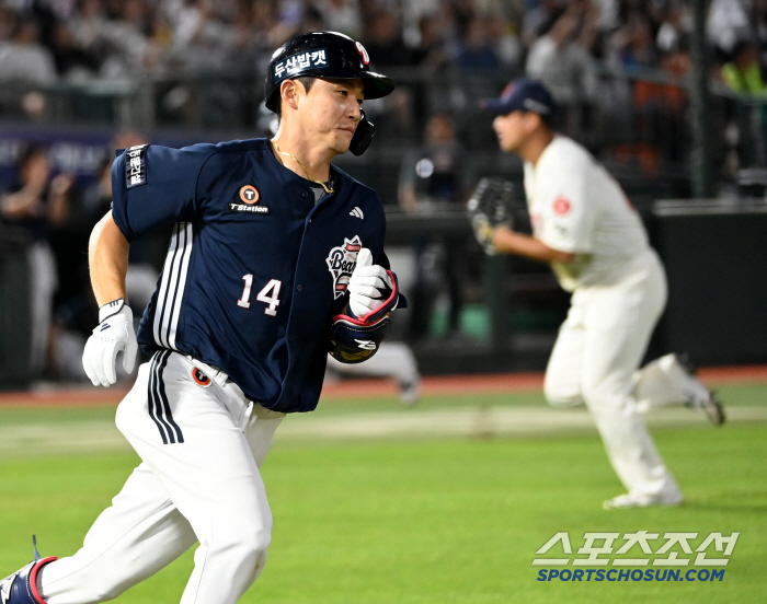  Park Gye-beom makes a timely two-run hit to bring the lead in the eighth inning