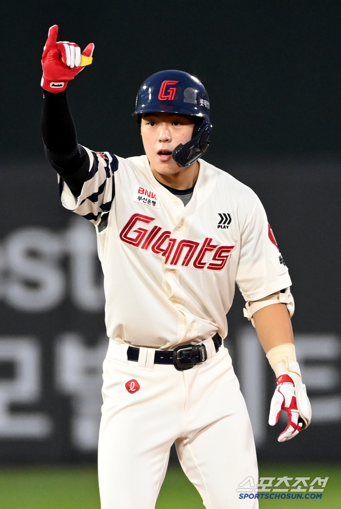  An RBI double, Han Tae Yang, is tied!