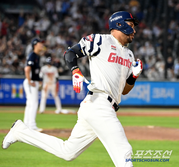  Reyes is running away to the two-run shot