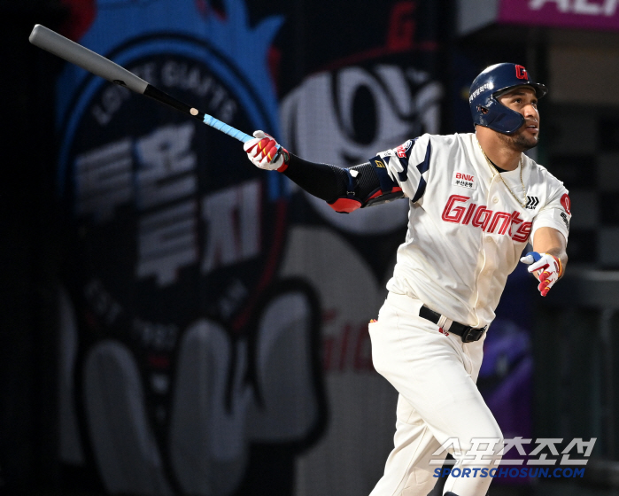  Reyes, two-run shot bang to add points!