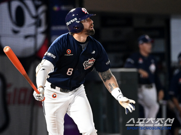  Successive at-bats home run Cave, solo shot over the center of Sajik