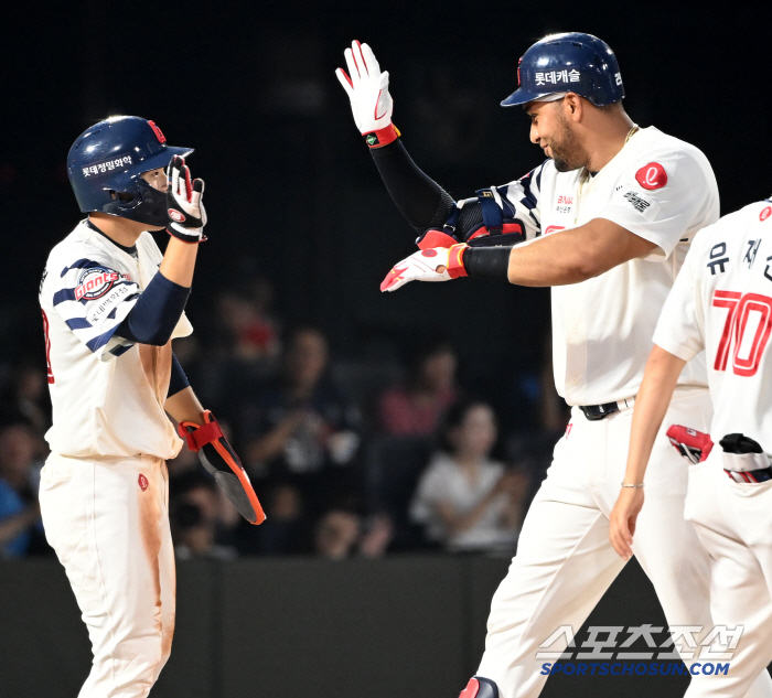  Two Run for Reyes, high-five with Park Chan-hyung