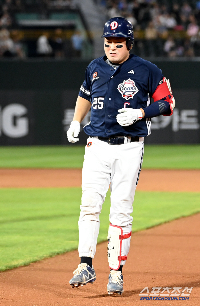  Yang Eui-ji, who is limping, has bad legs