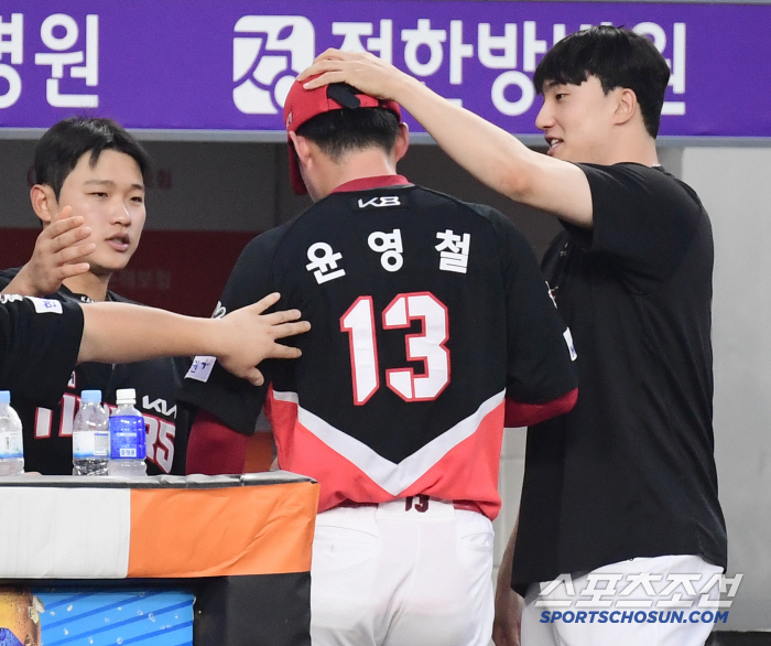  Yoon Young-cheol hit first base with no outs in the bottom of the third inning. a disappointing steel plate
