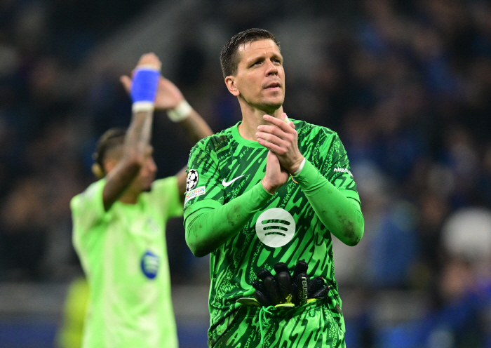 Retirement reversal is a godsend? Barca, Szczesny's on hold until 2027