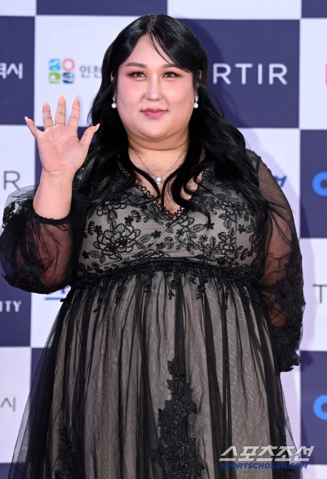 Satire, he lost 12kg as a weego, and he witnessed a date...an outright denial of the romance rumor