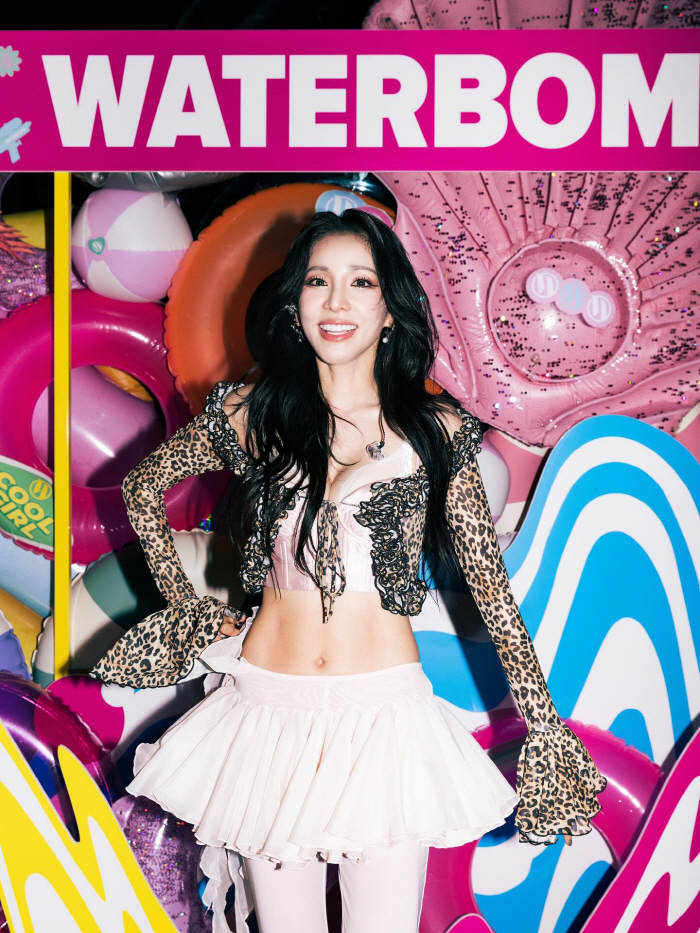 Unbelievable figure to be 40 years old...Sandara Park. How did the water bomb 女 rise so late