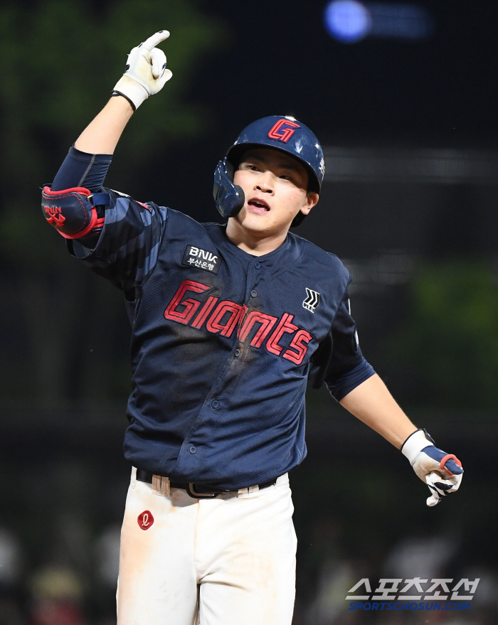 Why is it true that a slugging percentage of 0.548 without a home run, a double, and a triple? Why a player like this couldn't even be nominated as a professional player in the independent league