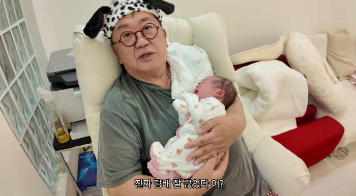 73-year-old Lee Yong-sik is thrilled with his granddaughter's first hug, so I'm glad I quit smoking (Apoco TV)