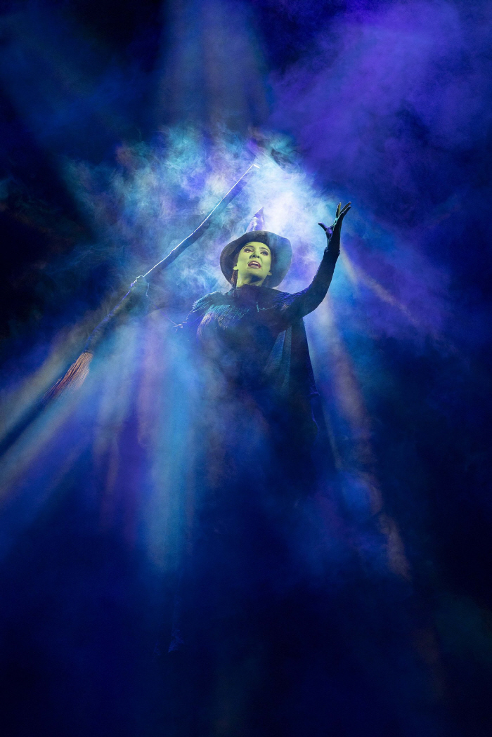 Ariana Grande's Wicked is back in the musical...The original team came to Korea after 13 years