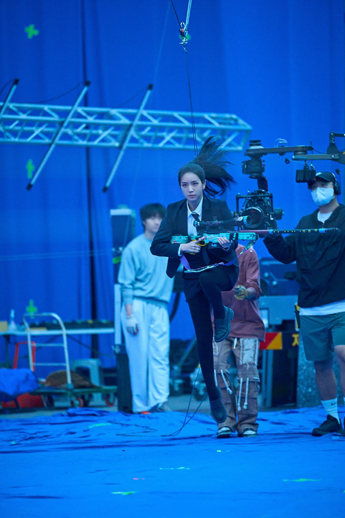 BLACKPINK's Jisoo wears wires while reading the whole book and challenges aerial gun action. Good physical conditions