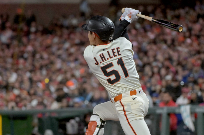 The feared scoring position was 13 consecutive at-bats without hits, once at 40%, but the number of Oracle Park JungHooLee! also decreased