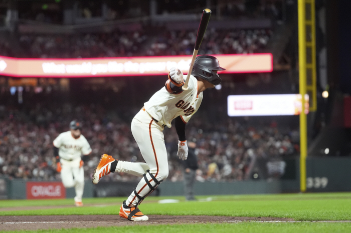 The feared scoring position was 13 consecutive at-bats without hits, once at 40%, but the number of Oracle Park JungHooLee! also decreased