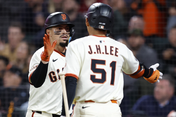 The feared scoring position was 13 consecutive at-bats without hits, once at 40%, but the number of Oracle Park JungHooLee! also decreased