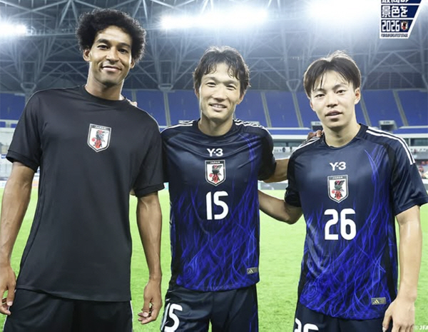 Hong Myung-bo's nervousness caused a stir in Japanese soccer, making his debut port trick in 95 years as a mixed-race goaltender...flowers blooming at the age of 30
