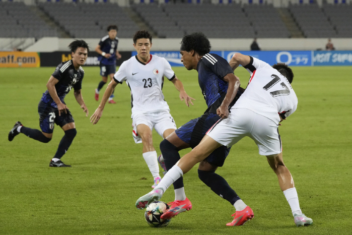 Hong Myung-bo's nervousness caused a stir in Japanese soccer, making his debut port trick in 95 years as a mixed-race goaltender...flowers blooming at the age of 30