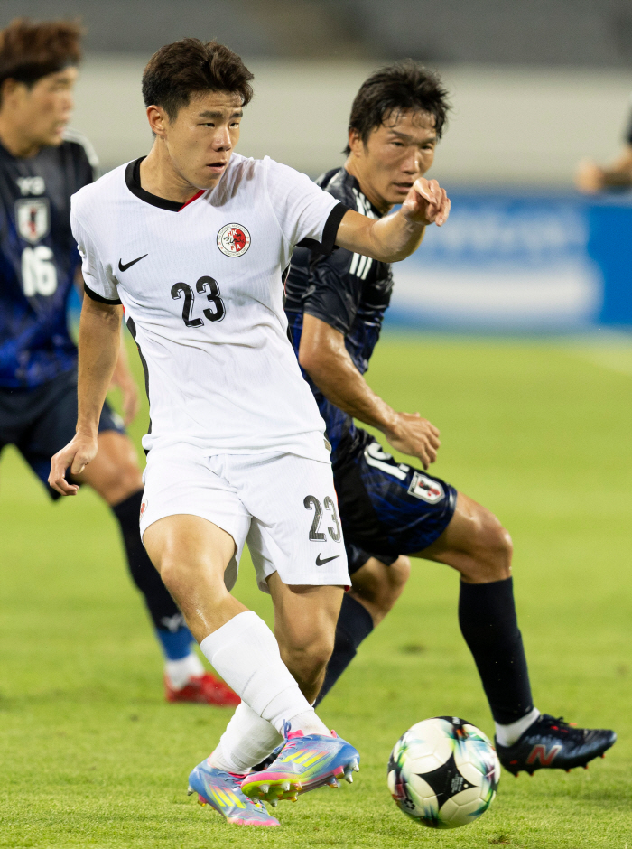 Hong Myung-bo's nervousness caused a stir in Japanese soccer, making his debut port trick in 95 years as a mixed-race goaltender...flowers blooming at the age of 30