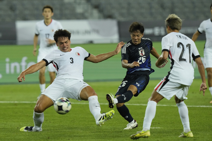 Hong Myung-bo's nervousness caused a stir in Japanese soccer, making his debut port trick in 95 years as a mixed-race goaltender...flowers blooming at the age of 30