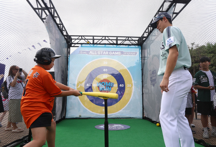 If you collect all the stamps, we will give you a souvenir...KBO All-Star Game Fan Fest Zone Operation
