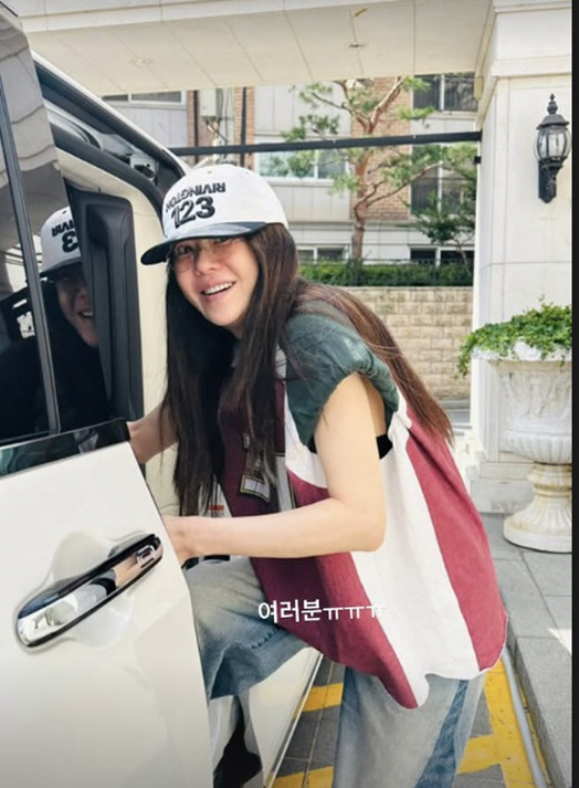 Ko Hyun-jung, who was in a heat wave, looked embarrassed and said, 'God, stop it.'