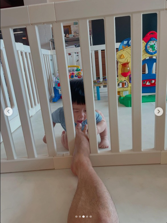 Lee Eun-hyung ♥ Kang Jae-joon 11 months old, trying to eat dad's toes...It's not something to eat