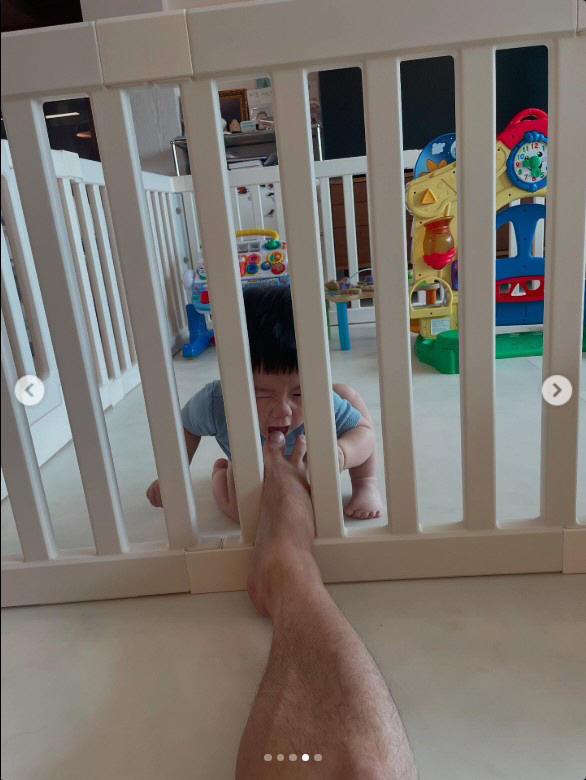 Lee Eun-hyung ♥ Kang Jae-joon 11 months old, trying to eat dad's toes...It's not something to eat