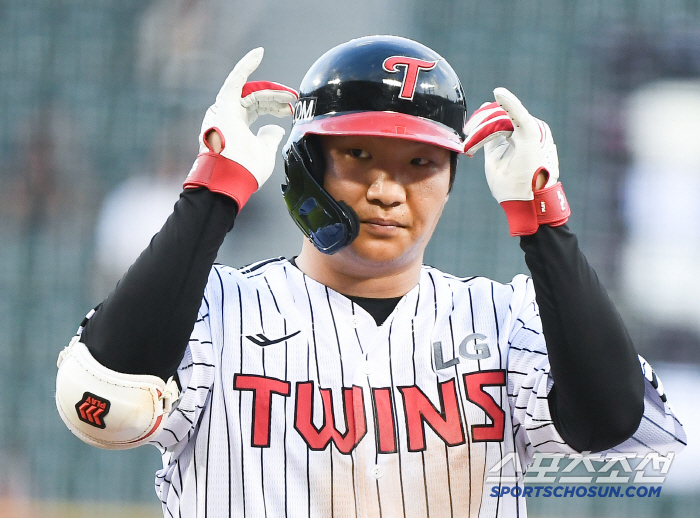 LG's 16-hit mega twin spoiler, which Kim Hyun-soo desperately needed to steal the lone base, exploded. 12-6 victory → 3 consecutive wins → 2nd place in the first half. Son Joo-young won seven games. Kiwoom has lost seven games in a row 
