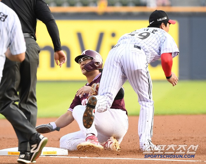 LG's 16-hit mega twin spoiler, which Kim Hyun-soo desperately needed to steal the lone base, exploded. 12-6 victory → 3 consecutive wins → 2nd place in the first half. Son Joo-young won seven games. Kiwoom has lost seven games in a row 