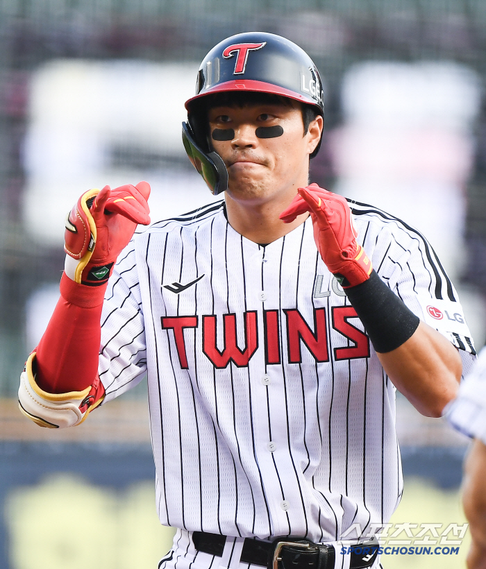 LG's 16-hit mega twin spoiler, which Kim Hyun-soo desperately needed to steal the lone base, exploded. 12-6 victory → 3 consecutive wins → 2nd place in the first half. Son Joo-young won seven games. Kiwoom has lost seven games in a row 