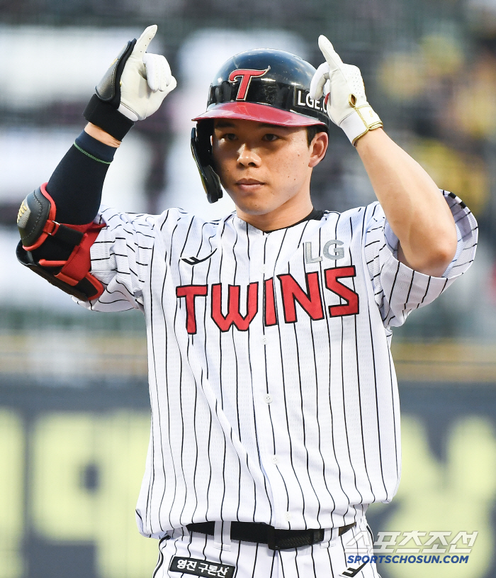 LG's 16-hit mega twin spoiler, which Kim Hyun-soo desperately needed to steal the lone base, exploded. 12-6 victory → 3 consecutive wins → 2nd place in the first half. Son Joo-young won seven games. Kiwoom has lost seven games in a row 