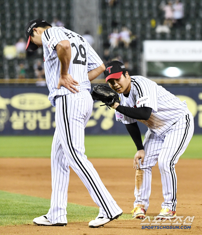 Oh no. He suddenly touched his back after pitching well, and Son Joo-young gave up one run until the fifth inning, and loaded the bases with one out in the sixth inning, leaving the plate due to back discomfort. Will the second half be okay