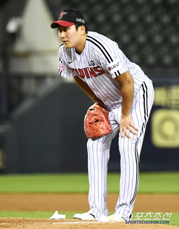 Oh no. He suddenly touched his back after pitching well, and Son Joo-young gave up one run until the fifth inning, and loaded the bases with one out in the sixth inning, leaving the plate due to back discomfort. Will the second half be okay