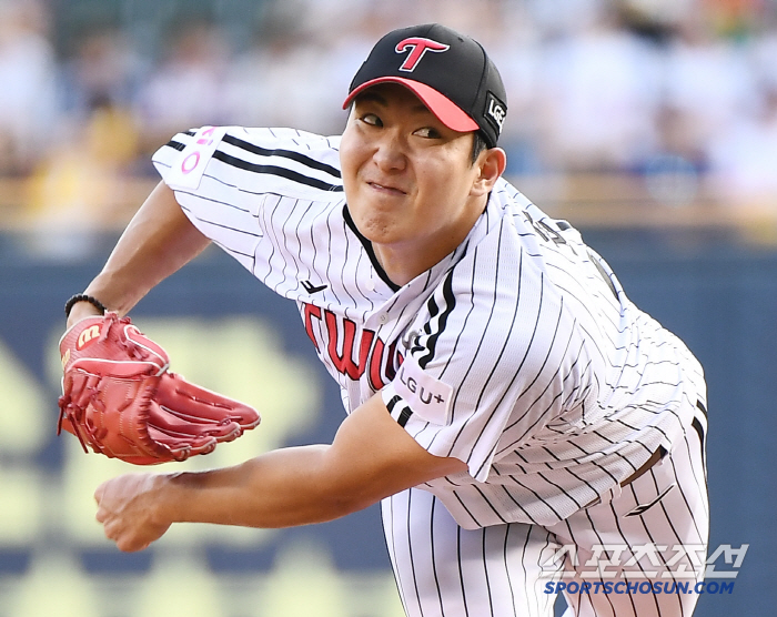 Oh no. He suddenly touched his back after pitching well, and Son Joo-young gave up one run until the fifth inning, and loaded the bases with one out in the sixth inning, leaving the plate due to back discomfort. Will the second half be okay