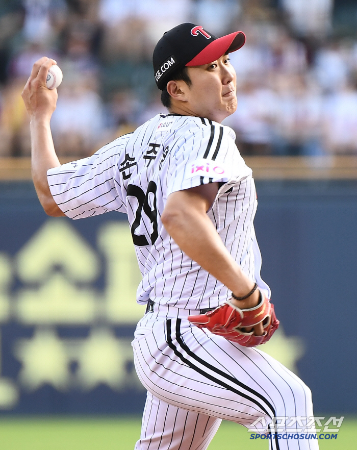 Oh no. He suddenly touched his back after pitching well, and Son Joo-young gave up one run until the fifth inning, and loaded the bases with one out in the sixth inning, leaving the plate due to back discomfort. Will the second half be okay