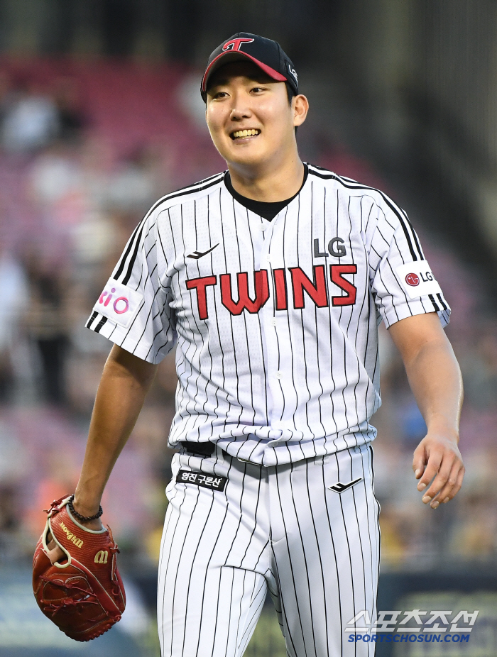 Oh no. He suddenly touched his back after pitching well, and Son Joo-young gave up one run until the fifth inning, and loaded the bases with one out in the sixth inning, leaving the plate due to back discomfort. Will the second half be okay