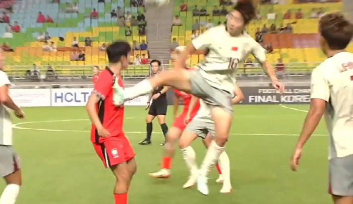 Manner was completely defeated! Shaolin soccer's murder tackle came out. Kicking ace Ji So-yeon to fly → Jeon Yu-kyung, born in 2004, is also injured