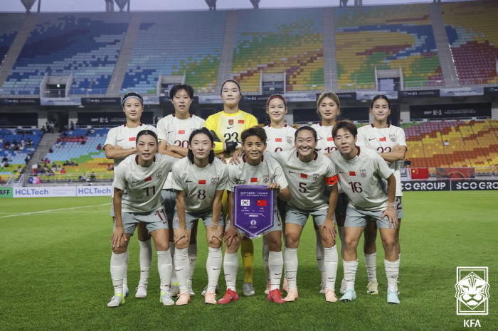 Manner was completely defeated! Shaolin soccer's murder tackle came out. Kicking ace Ji So-yeon to fly → Jeon Yu-kyung, born in 2004, is also injured