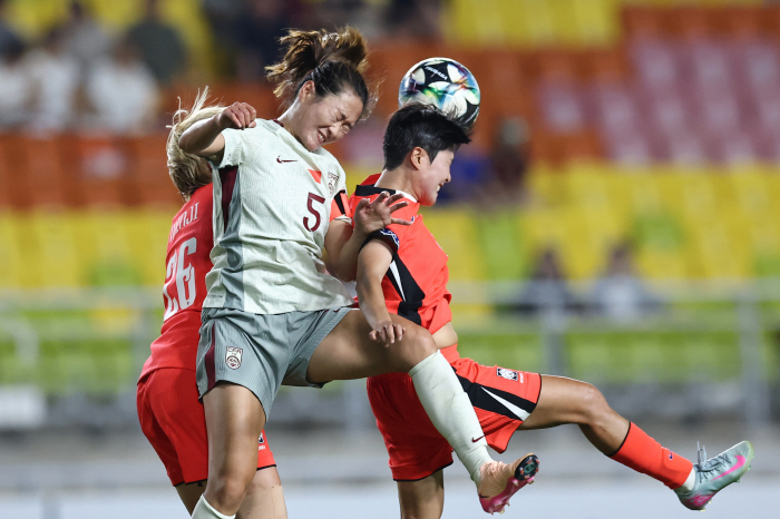 Manner was completely defeated!  Shaolin soccer's murder tackle came out. Kicking ace Ji So-yeon to fly → Jeon Yu-kyung, born in 2004, is also injured