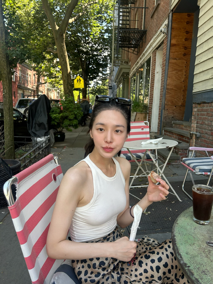 Park Kyu-young Can Have This Body Even After Eating Calorie Bomb Hamburger...New Yorker transforms into a fashion model