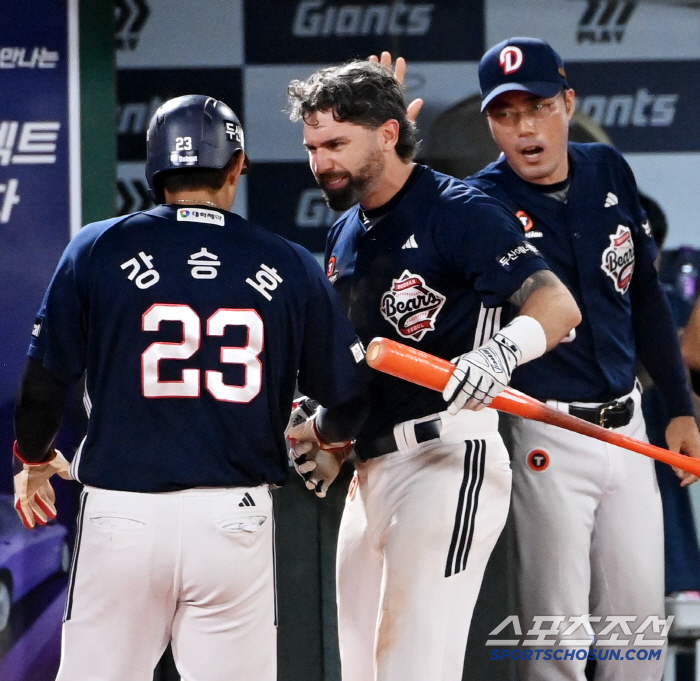  Acting coach Cho Sung-hwan cheers for the reversal in the 9th inning