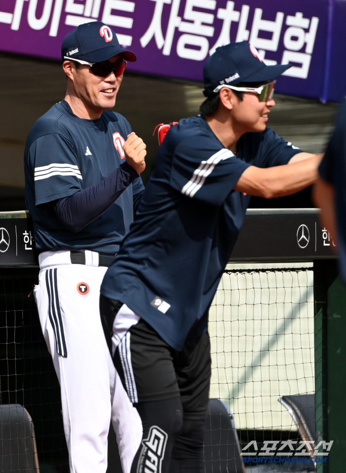  Acting director Cho Sung-hwan talks with Jung Soo-bin